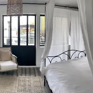 Appartement Sur L'eau Avec Parking, Paris